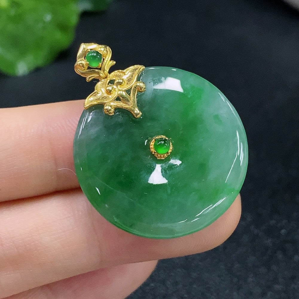 Jadeite Peace Pendant (18k Gold Clasp) Total Weight 6.971g