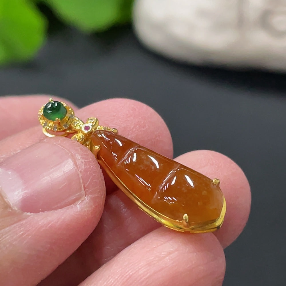 Jadeite auspicious bean pendant with 18K gold and diamond inlay, crafted by HUILIU HQ, showing intricate jade and gold details.