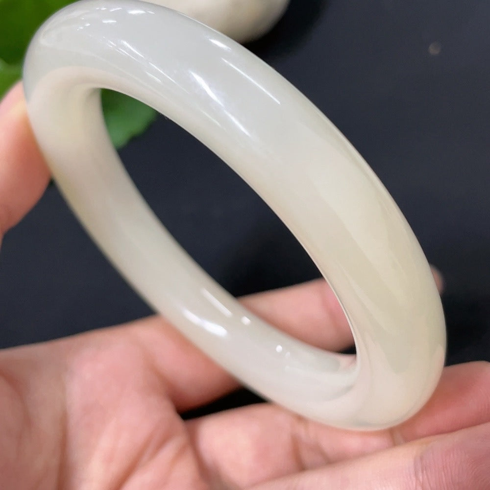 Hetian jade round bangle by HUILIU HQ with a 58.3mm size and approximately 74.7g weight, featuring smooth polished jade surface.
