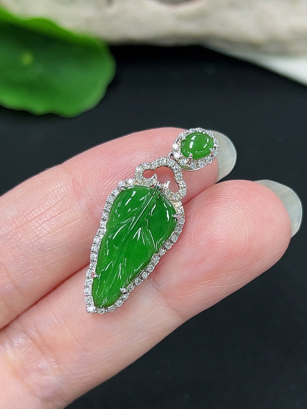 Jadeite leaf pendant with diamond accents, 18K gold, HKHQ, weighing about 3g, featuring a detailed jade jade leaf design