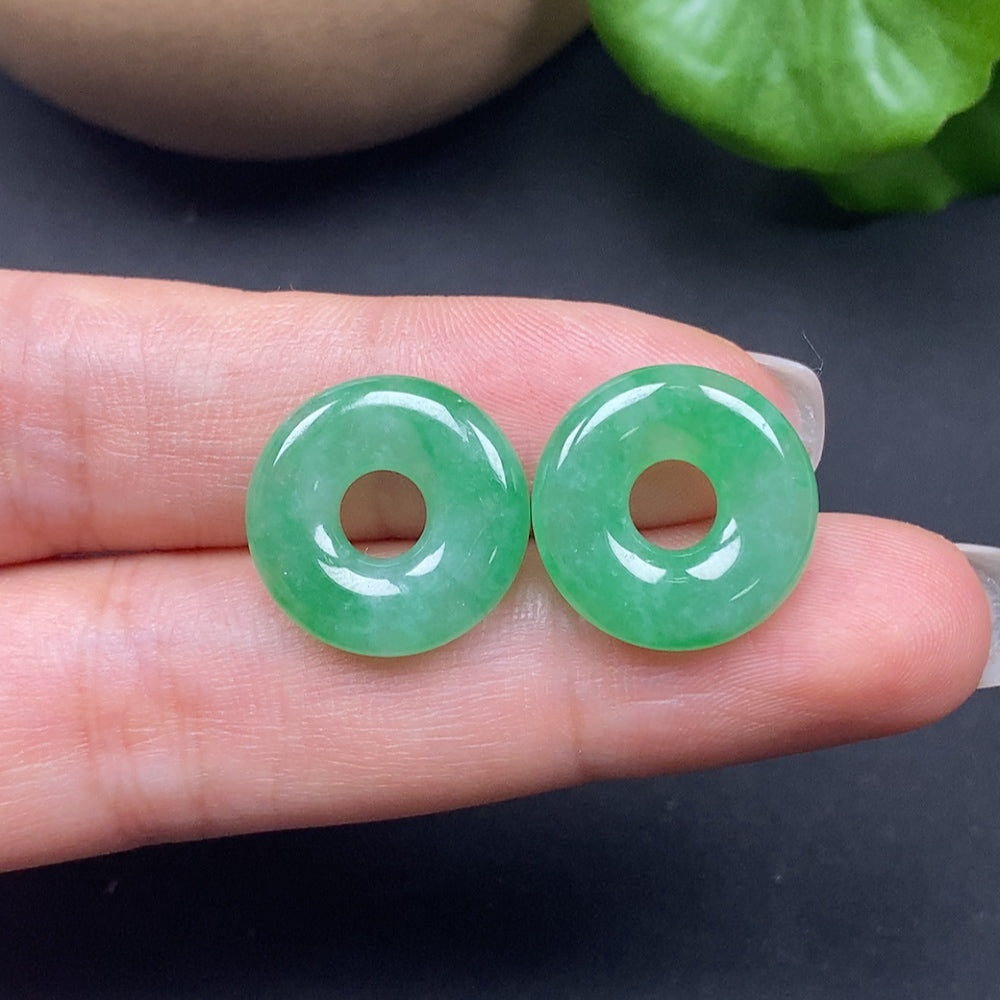 Jadeite pendant with safety buckle from HKHQ, showcasing a polished green jade piece weighing approximately 4g.