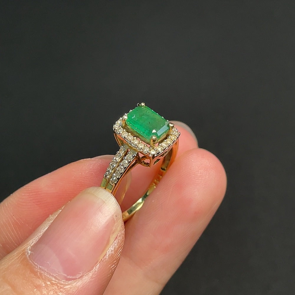 Emerald Inlaid Ring 58% Gold Content Size 15 Total Weight Approx. 2.65g Clarity Enhanced Non-Diamond