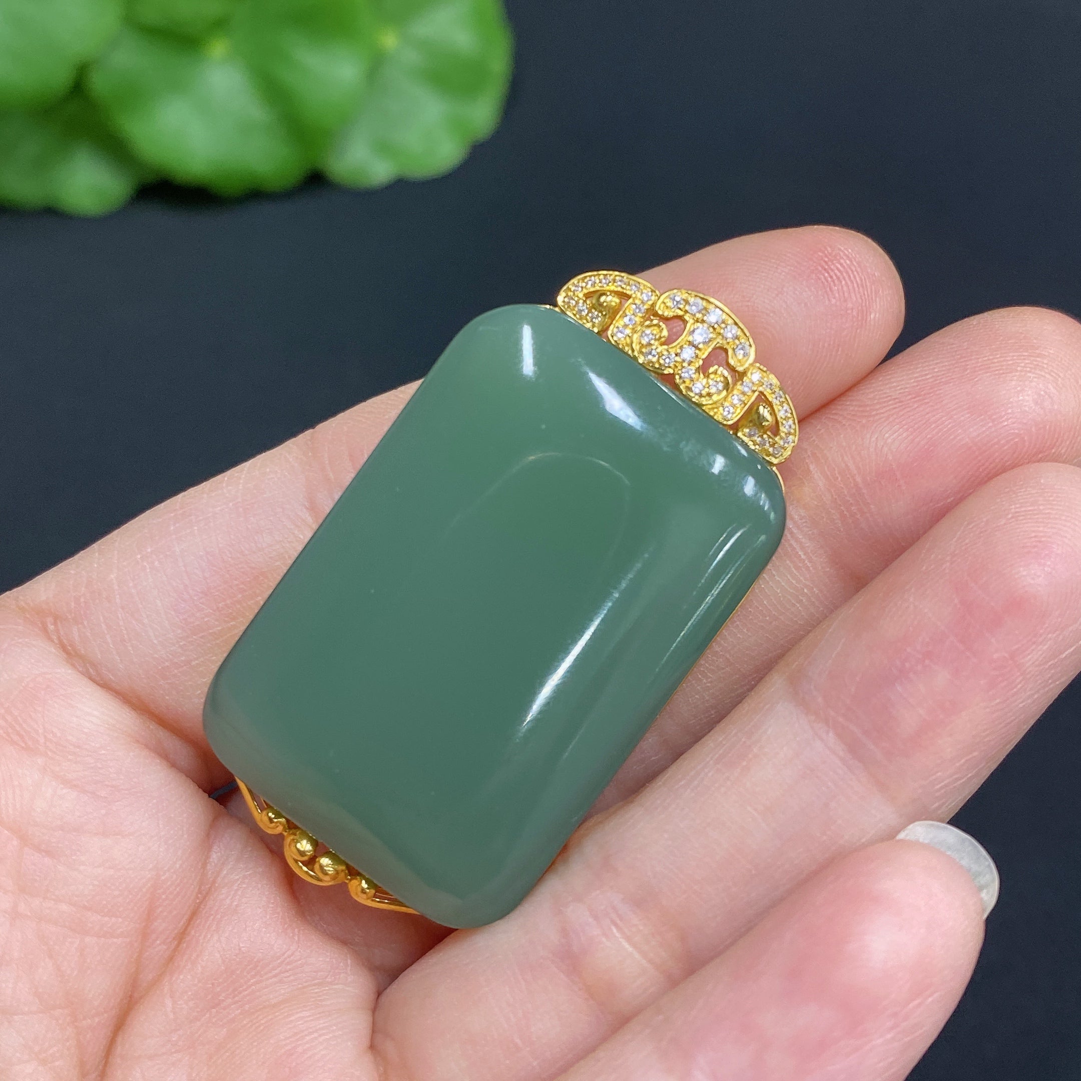 Hetian Jade Jasper pendant with 18k gold setting, plain design, weight approx. 18g, crafted by HUILIU HQ.