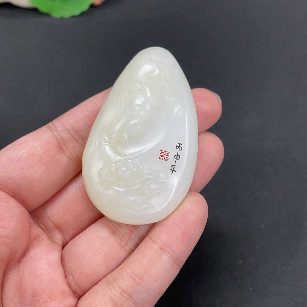 和田玉觀音吊墜,總重約52克,膚色來源不明