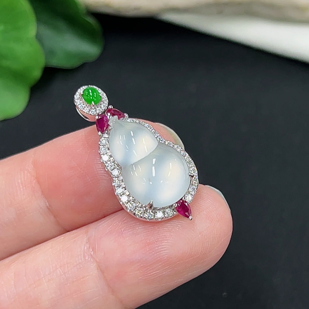 Jadeite Gourd Pendant 18K Gold (Set with Colorless Diamonds)