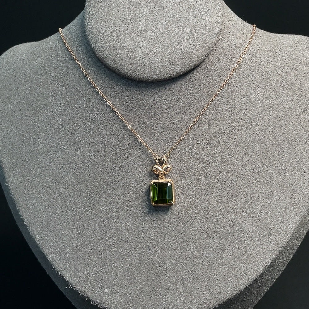 Tourmaline Inlaid Necklace (Suspected Gold-Plated in Marked Red Areas, 18k Gold for the Rest, Total Weight Including Chain Approximately 2.60g)