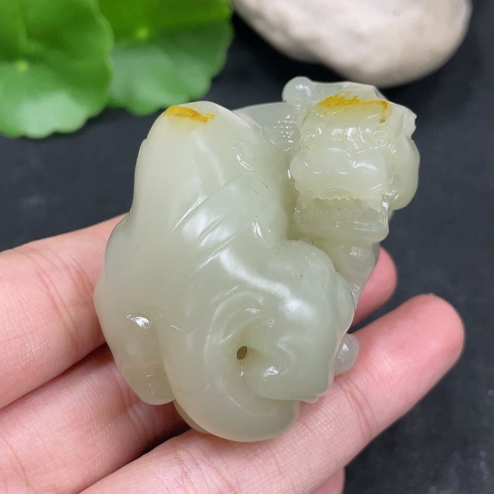 Handheld Hetian Jade Pi Xiu figurine with undetermined skin color, weight 95.7g, from HUILIU HQ.