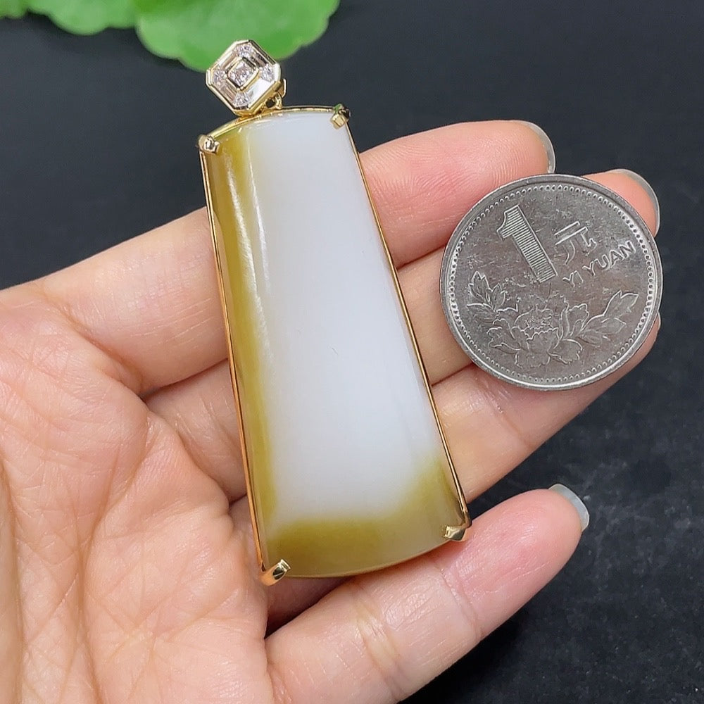 Hetian Jade inlaid plain pendant with 18k gold setting, weight approximately 36.8g, non-diamond, crafted by HKHQ.