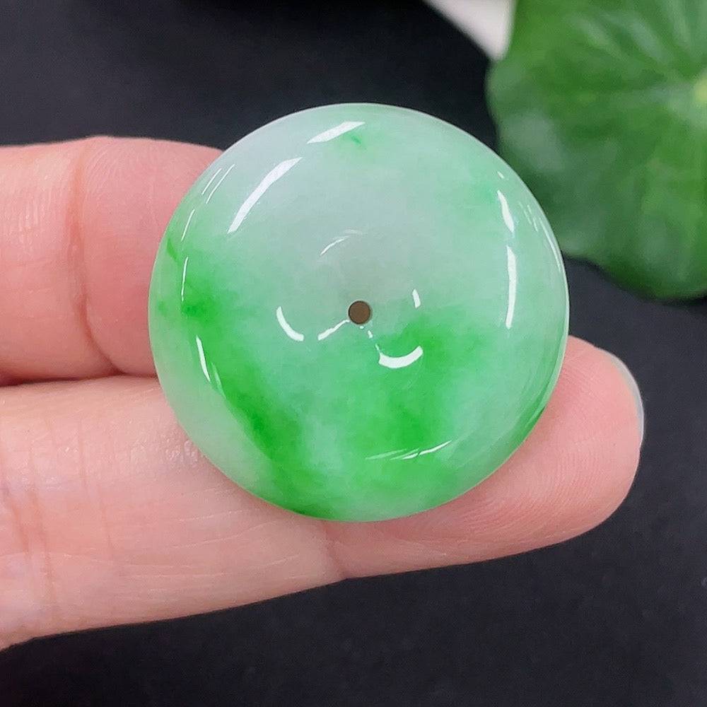 Jadeite Peace Knot pendant from HUILIU HQ, featuring a smooth, polished jade pendant with intricate knot design, weight approx. 8.1g.