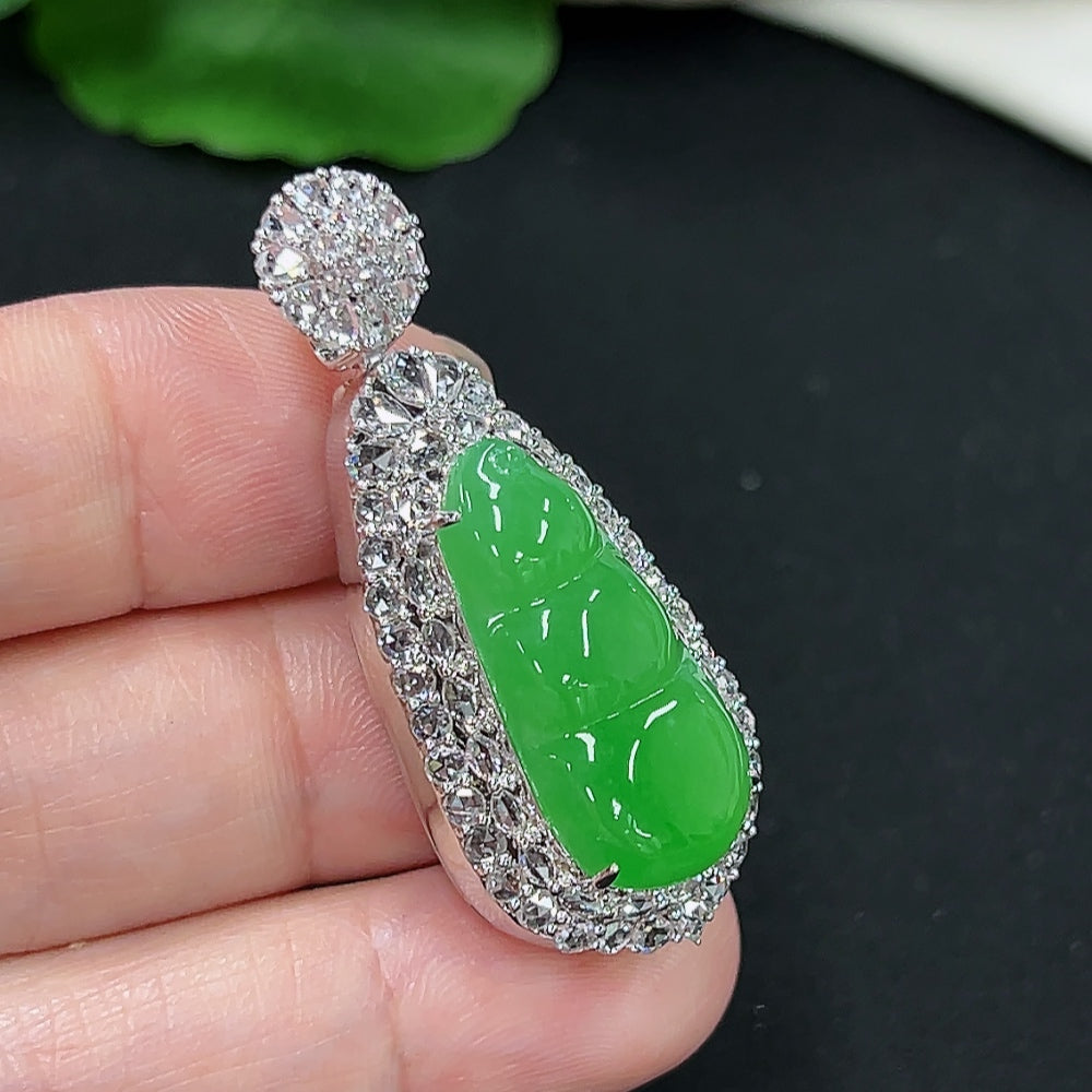 Jadeite Auspicious Bean Pendant with 18K Gold Setting (Diamond Accents)