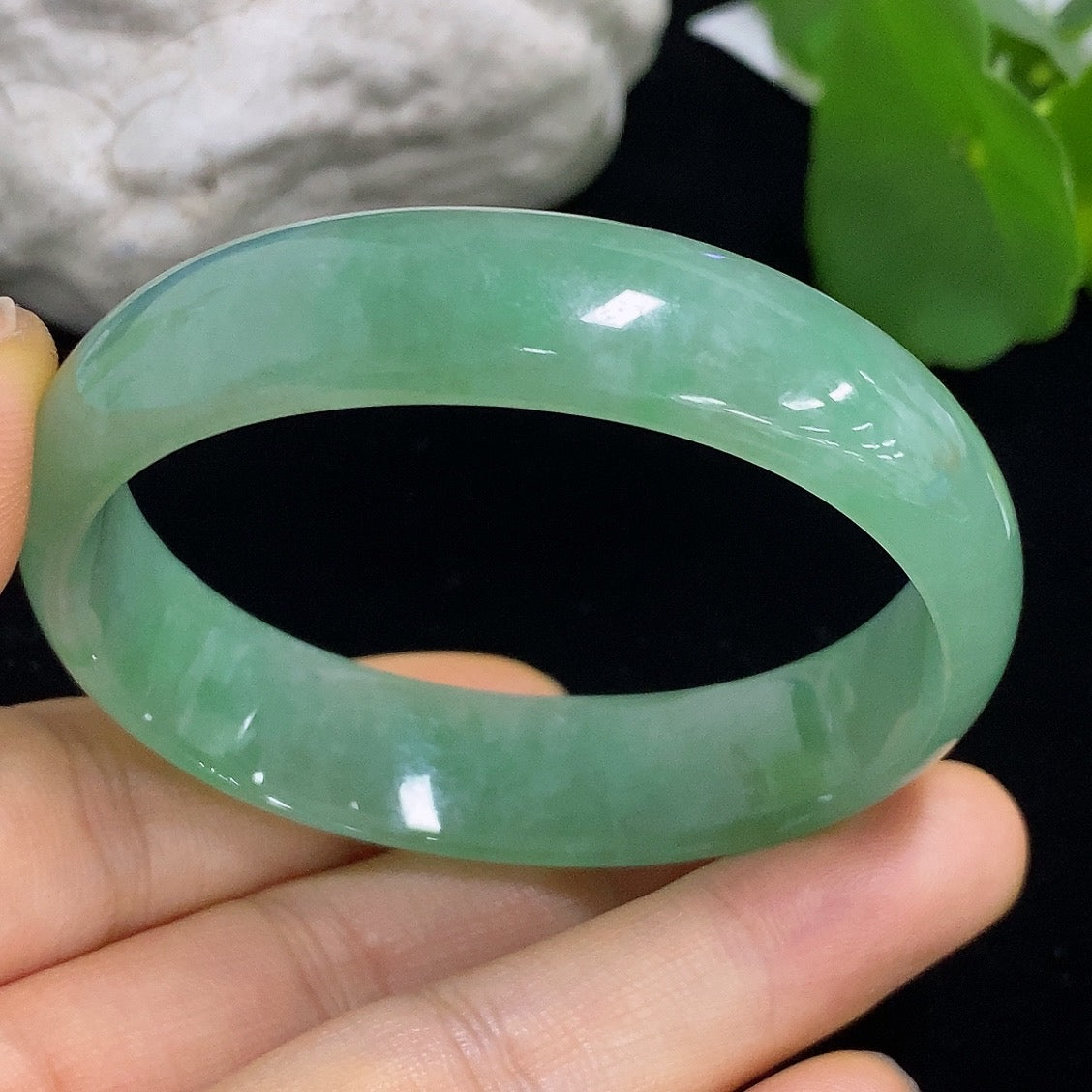 HKHQ Jadeite Concubine bracelet in size 52.5/47.8 featuring smooth jade beads, weighing approximately 33.21g.