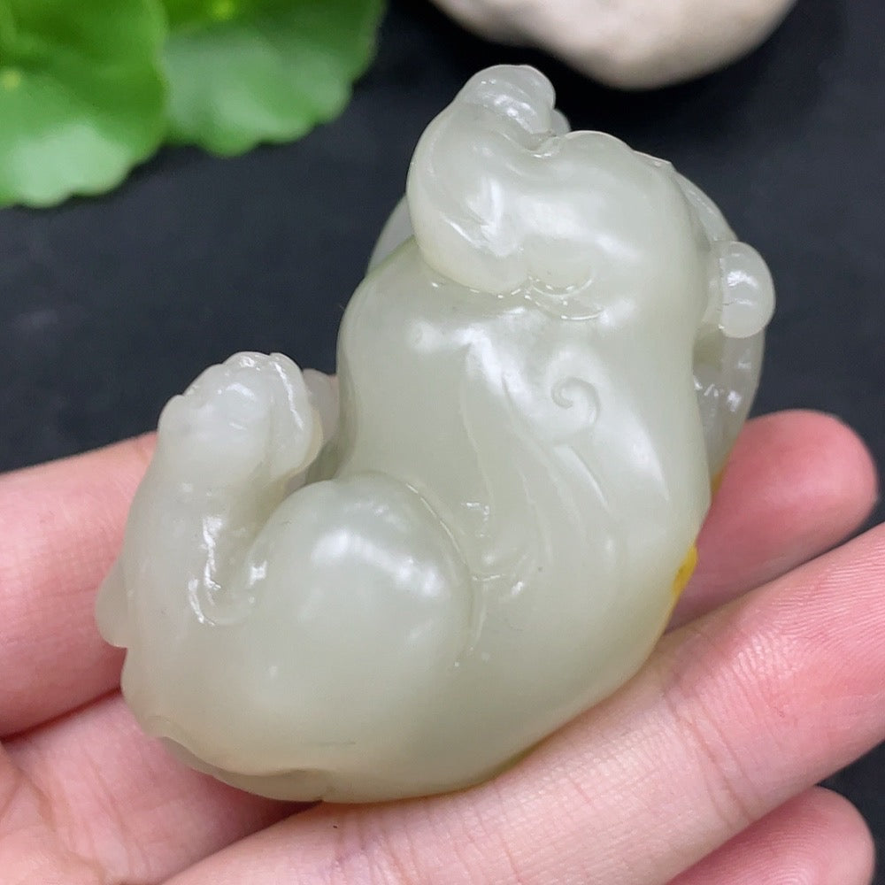 Hetian jade Pi Xiu handheld sculpture by HUILIU HQ, weighing approx. 95.7g, with undetermined skin color and intricate details.