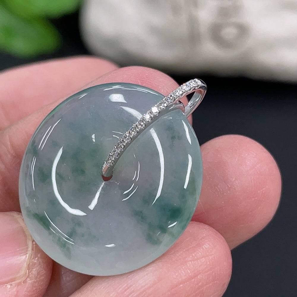 HUILIU HQ Jadeite pendant with peace buckle design, 18k gold with diamond accents, weighing approximately 5.94g.