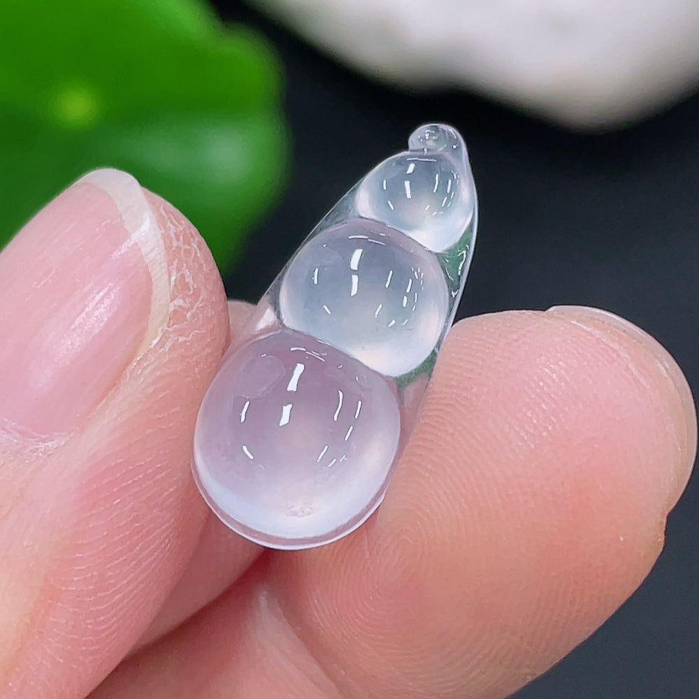 Jadeite lucky bean pendant in green jade, lightweight 1.17g, crafted by HKHQ with smooth polished surface and detailed bean shape.