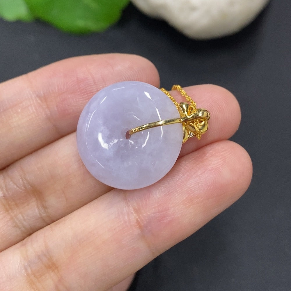 Jadeite Peace Knot pendant in 18k gold with chain, weighing approx. 5.35g, featuring intricate jade jewelry by HKHQ.