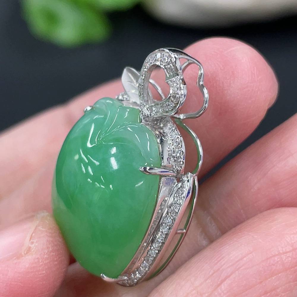 HUILIU HQ jadeite apple pendant set with diamond accents, featuring a polished jadeite apple-shaped charm and sparkling diamond details.