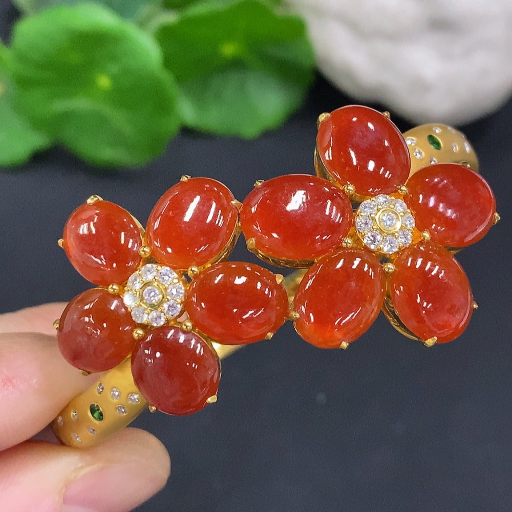 Jadeite cabochon bracelet in 18K gold, total weight approx. 26.1g (colorless accent stones are diamonds)