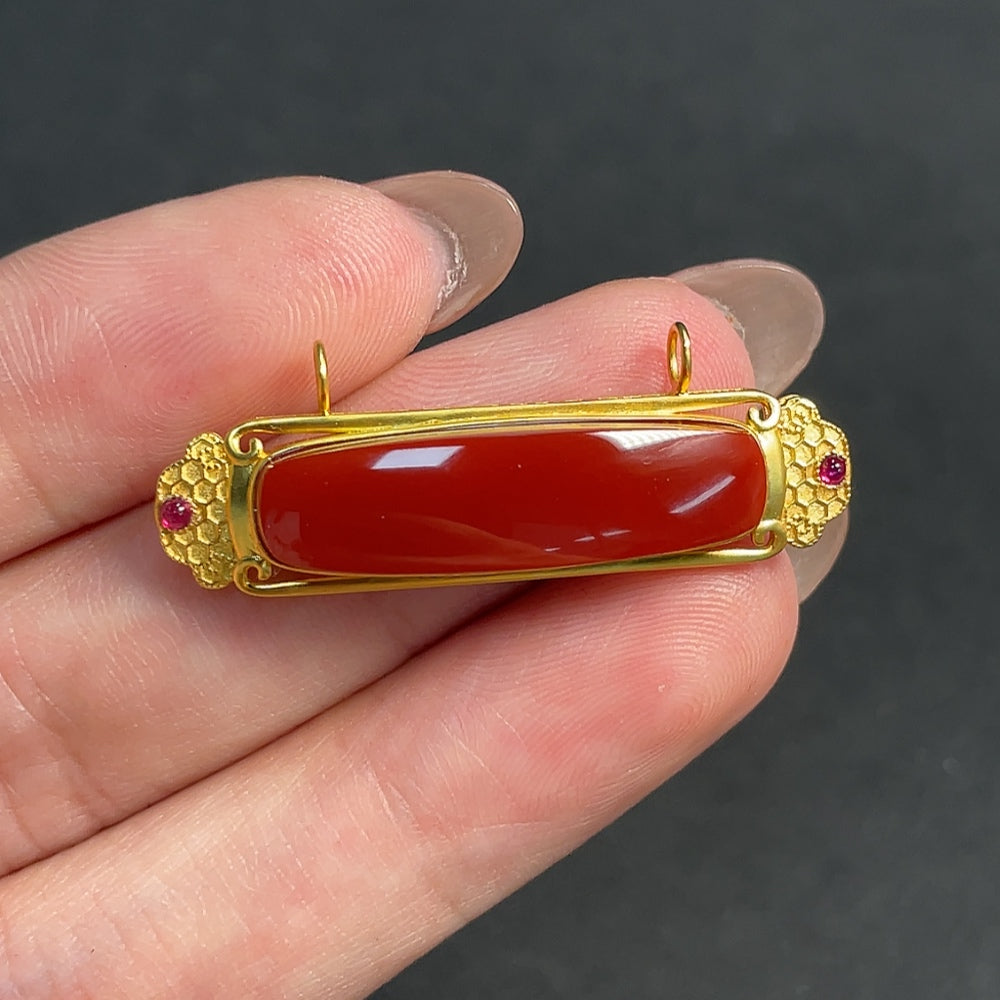 'South Red Agate Pendant 18k Gold Total Weight Approx. 4g'