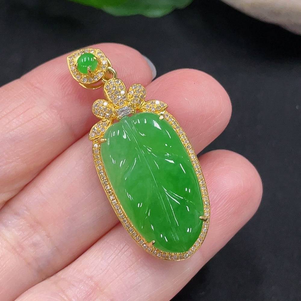 Jadeite leaf inlay pendant with diamond accents in 18K gold, crafted by HUILIU HQ, weighing approximately 6 grams.