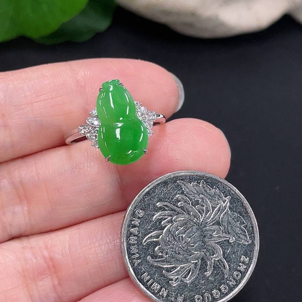 Jadeite gourd pendant in 18K gold with diamond inlay, crafted by HUILIU HQ, showcasing intricate design and fine craftsmanship.