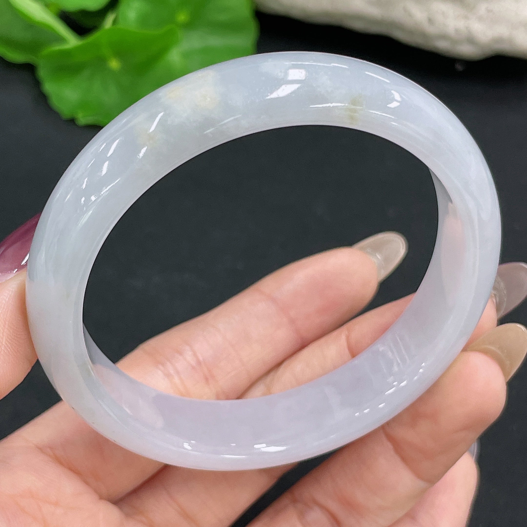 Huiliu HQ jadeite round bangle showcasing smooth polished jade with a glossy finish, crafted by Huiliu Certified.