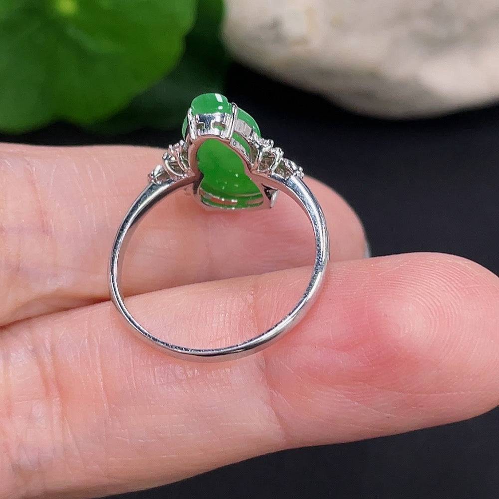 Jadeite gourd pendant in 18K gold with diamond inlay, crafted by HUILIU HQ, weighing approximately 2.6 grams.
