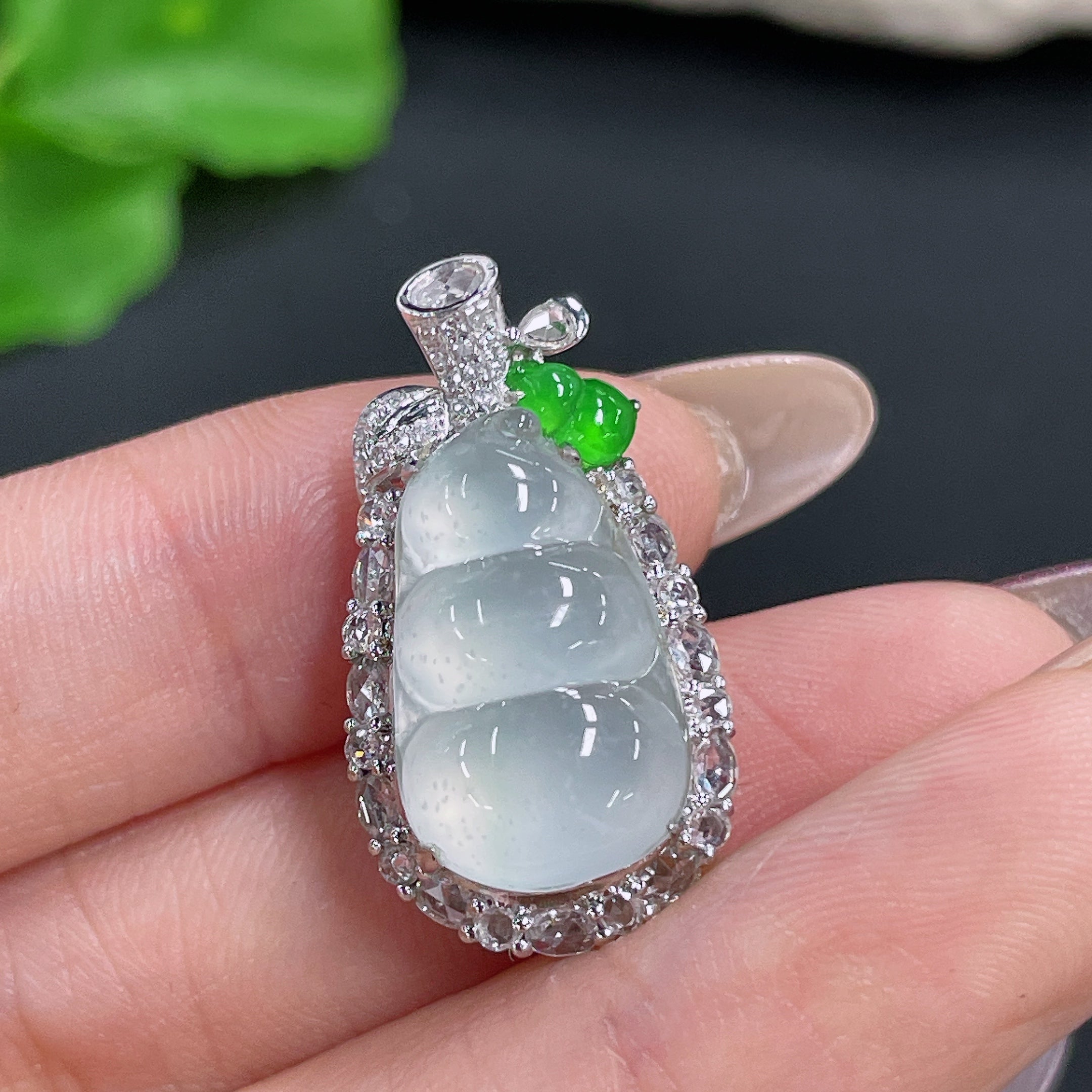 Jadeite Bean Pendant 18k Gold Inlaid with Diamonds Total Weight Approx. 5g