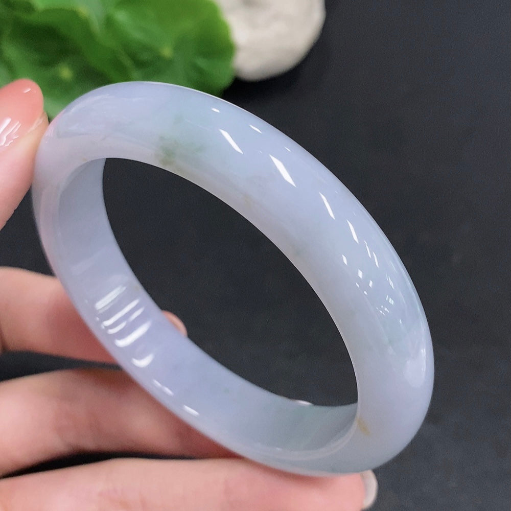 Brazalete redondo de jadeíta, peso total aproximadamente 57g, talla 57.5