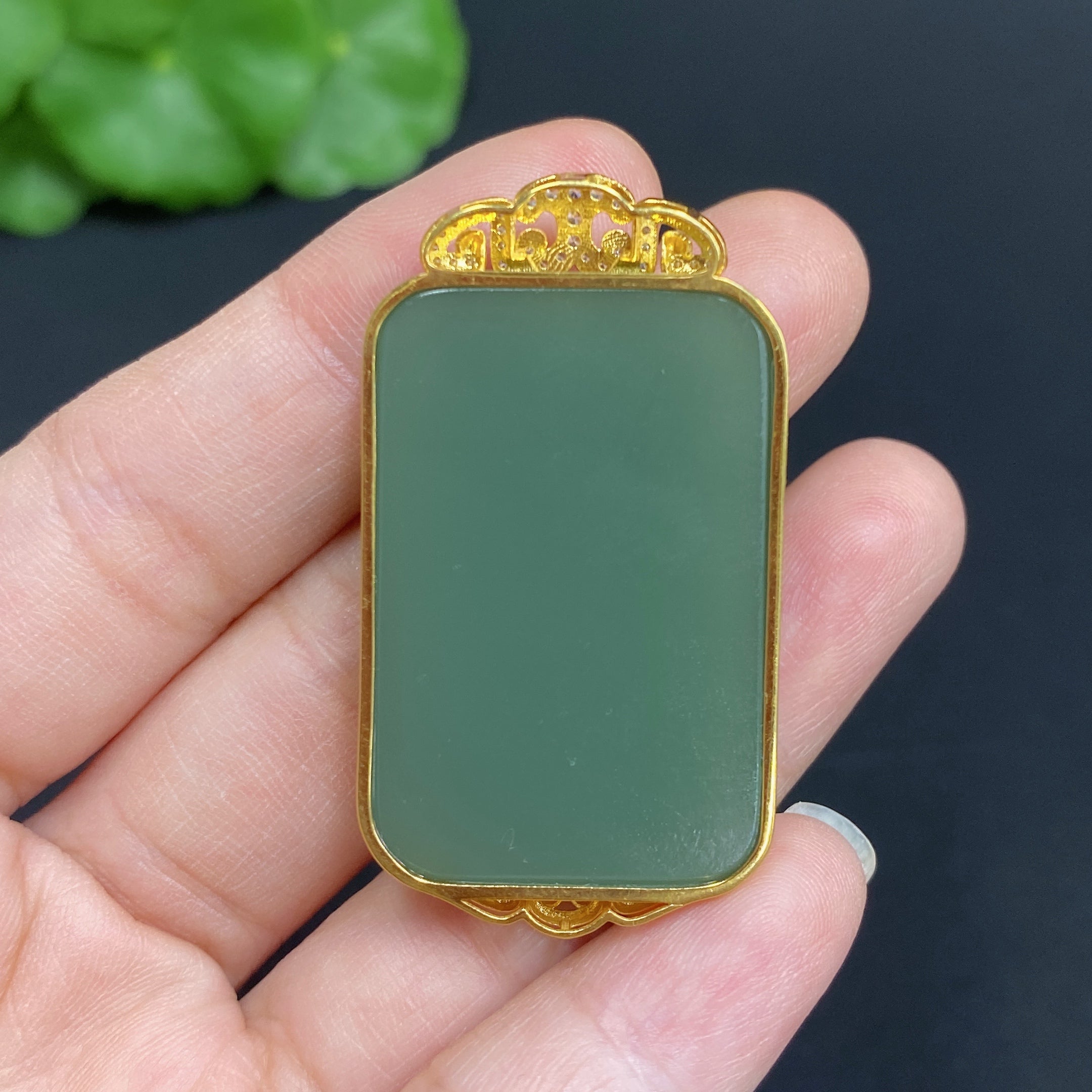 Hetian jade jasper pendant with 18k gold setting, plain design, weighing approximately 18g, by HUILIU HQ.