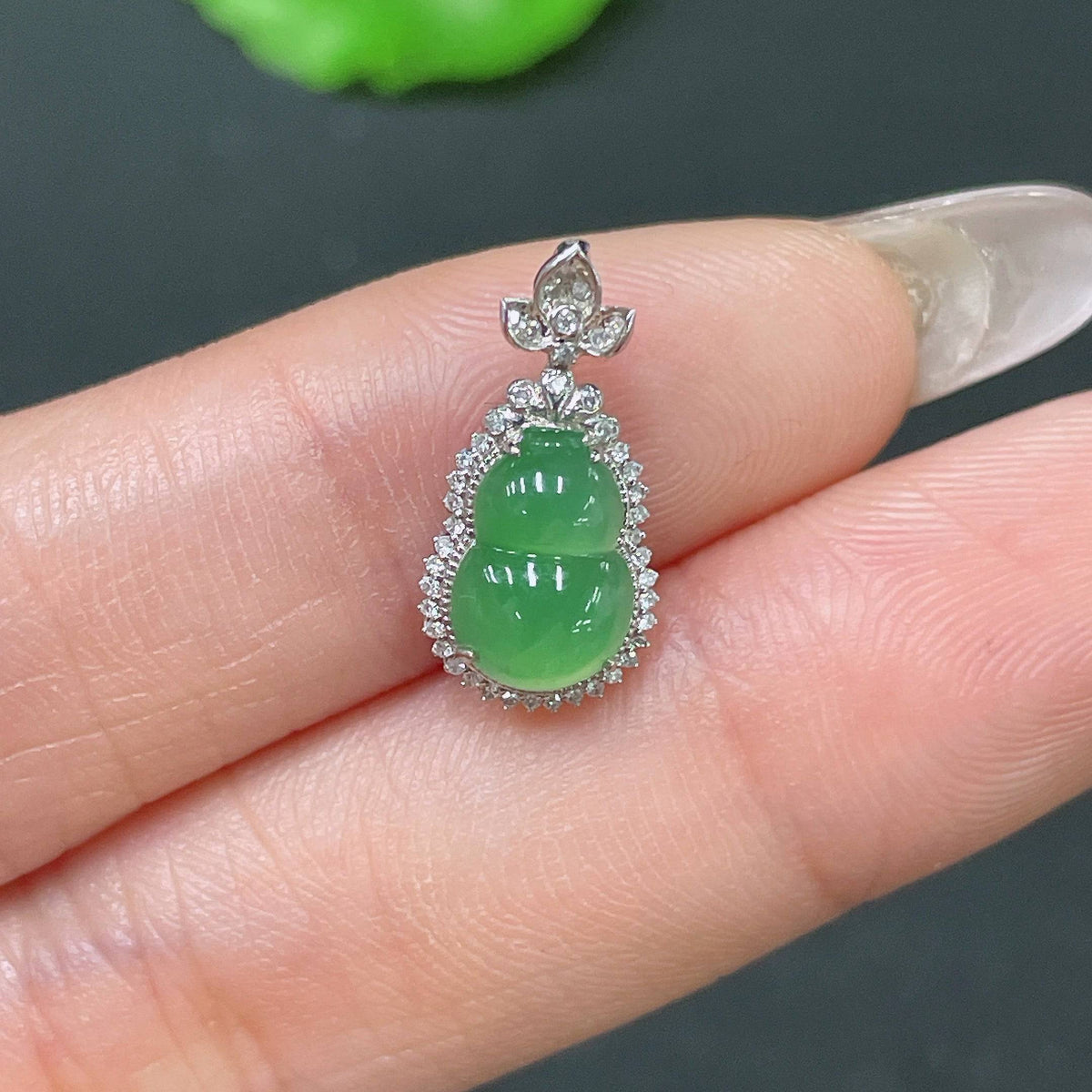 Jadeite gourd pendant with 18k gold inlay and small diamonds, crafted by HUILIU HQ, showcasing intricate design and fine detail.