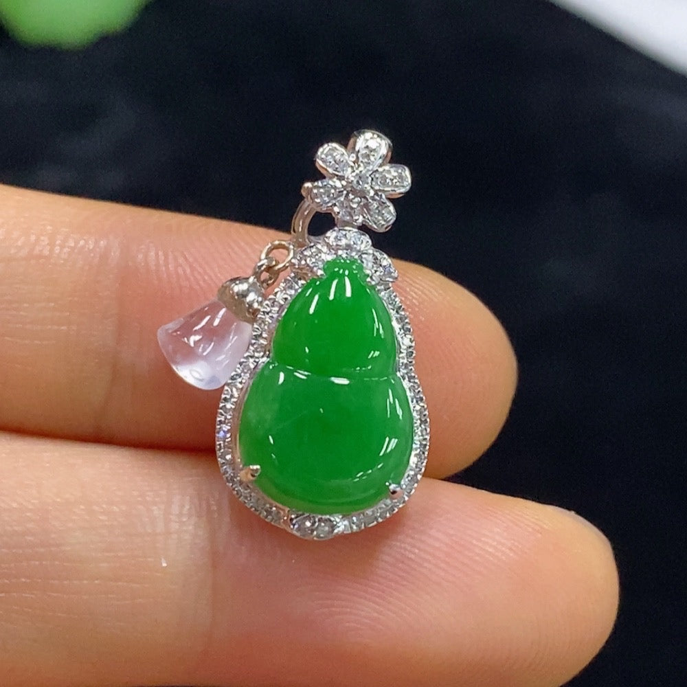 Jadeite gourd inlaid pendant 18k with diamond, total weight about 2.4g