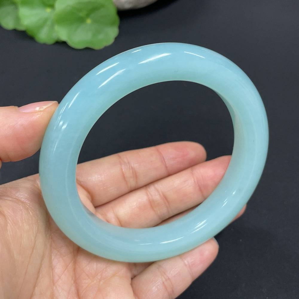 Huiliu certified Xiuyu (Serpentine Jade) bracelet featuring smooth, polished jade beads on a delicate string.