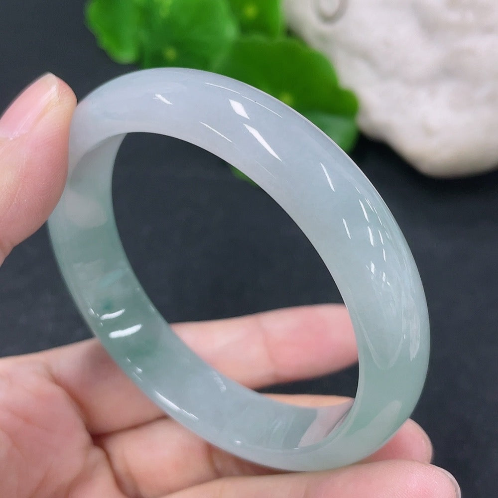 Jadeite round bracelet by HKHQ, 52.5mm diameter, crafted from green jade, weighs approximately 39.27g, showcasing smooth, polished stones.