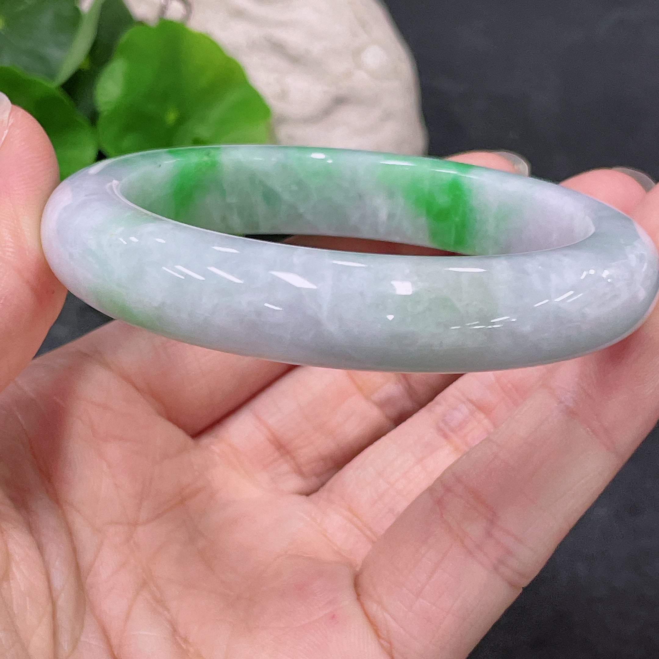 Huiliu Certified Jadeite round bangle with smooth, polished surface showcasing vibrant green jade jewelry.