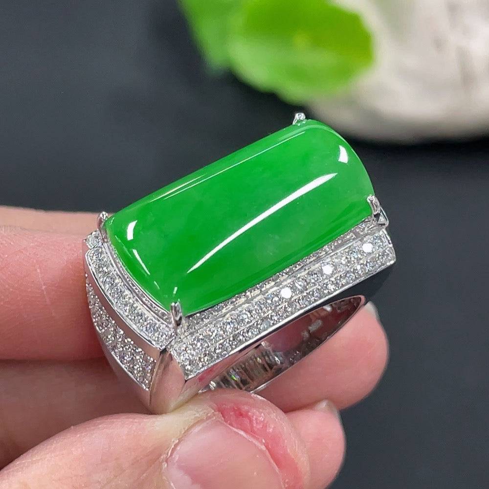 Jadeite saddle inlay ring with 18k gold setting, diamond accents, size 26, crafted by HUILIU HQ, weighs approx. 21.49g.