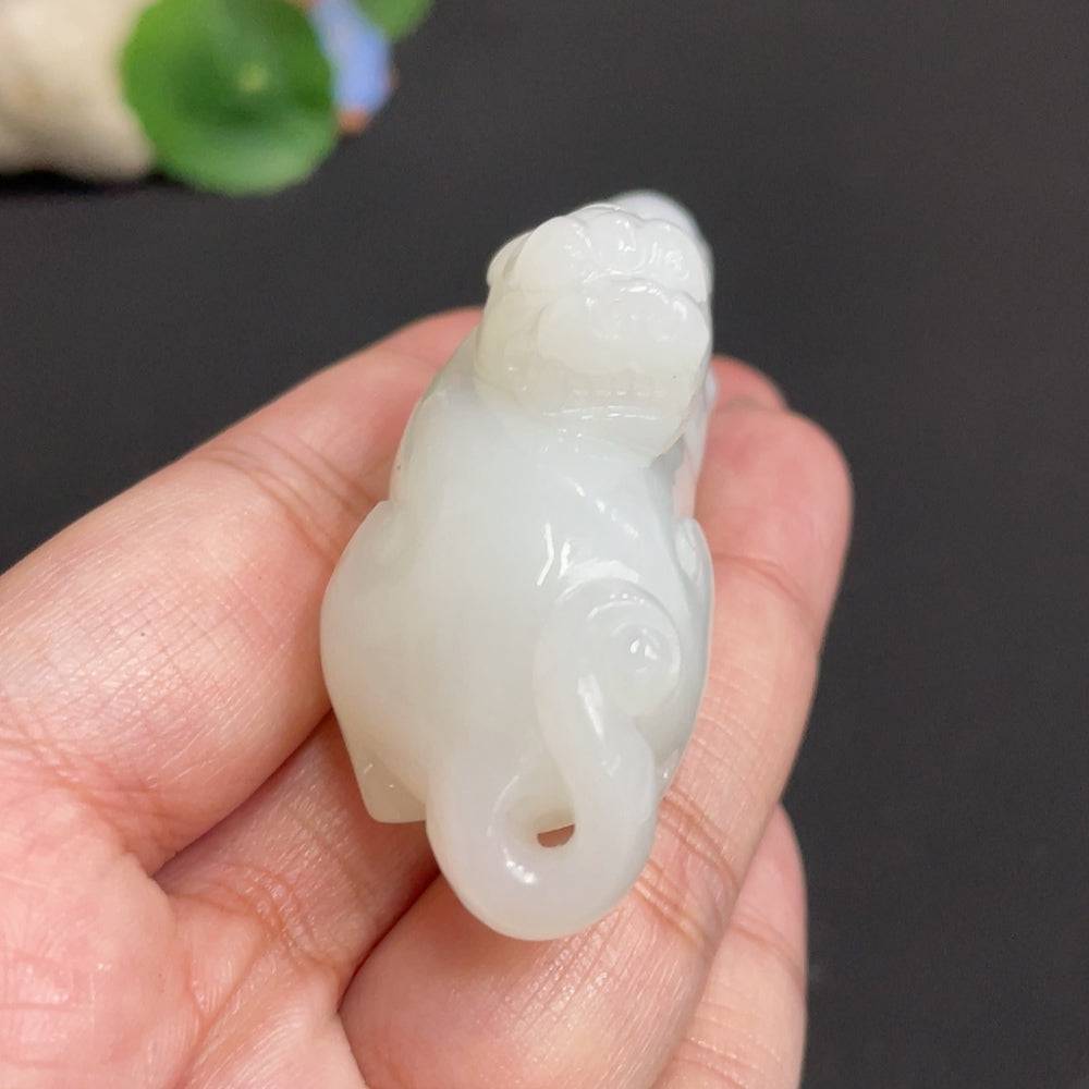 Hetian jade pendant featuring an auspicious beast with non-Hetian jade beads and a rope, weighing approximately 65.3g.