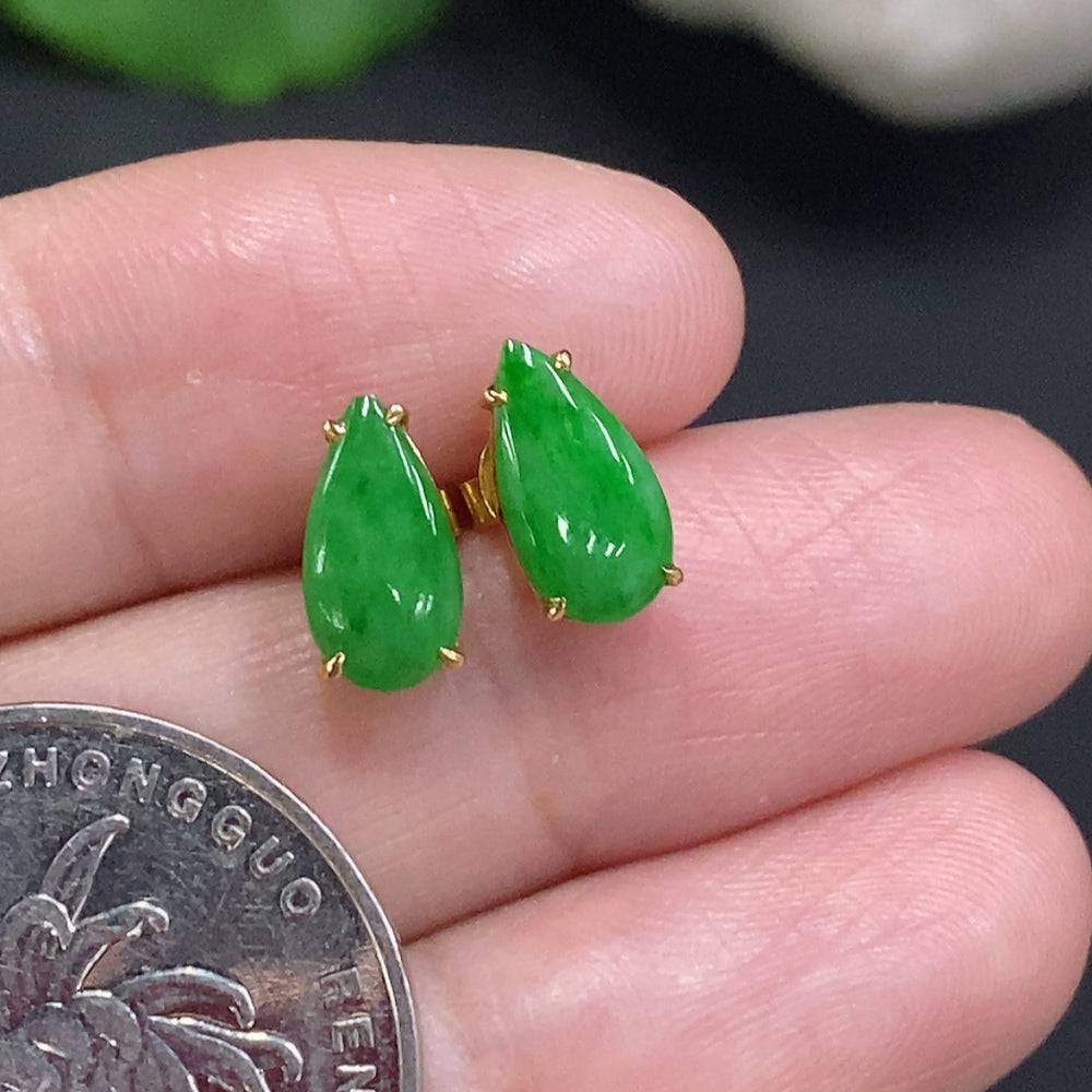 Elegant jadeite ear studs by HUILIU HQ featuring 18K gold settings and a total weight of approximately 1.5 grams.