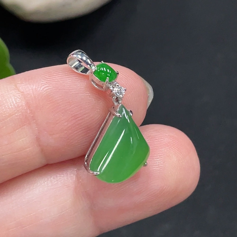 Jadeite Pendant with 18K Gold Setting, Total Weight Approx. 1.8g