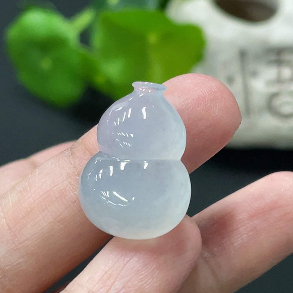Jadeite gourd inlay piece from HUILIU HQ, polished jade with intricate details, weighs approximately 5g.