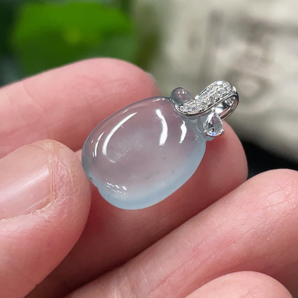 Jadeite apple pendant with 18k gold clasp, set with diamonds, weighing approx. 1.8g, by HUILIU HQ.