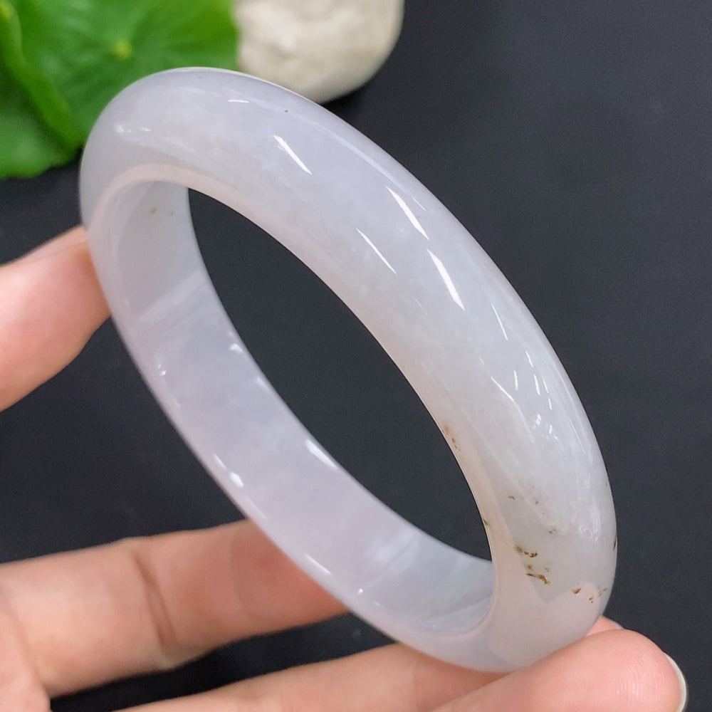 HKHQ jadeite round bangle with size 57.7 and 61g, showcasing smooth, polished jadeite bracelet on a neutral background.