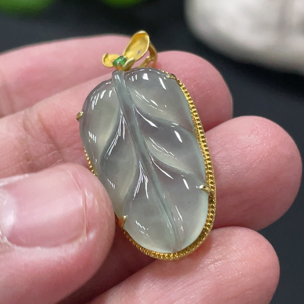 Jadeite Leaf Pendant with 18K Gold Inlay, Total Weight Approx. 2.76g