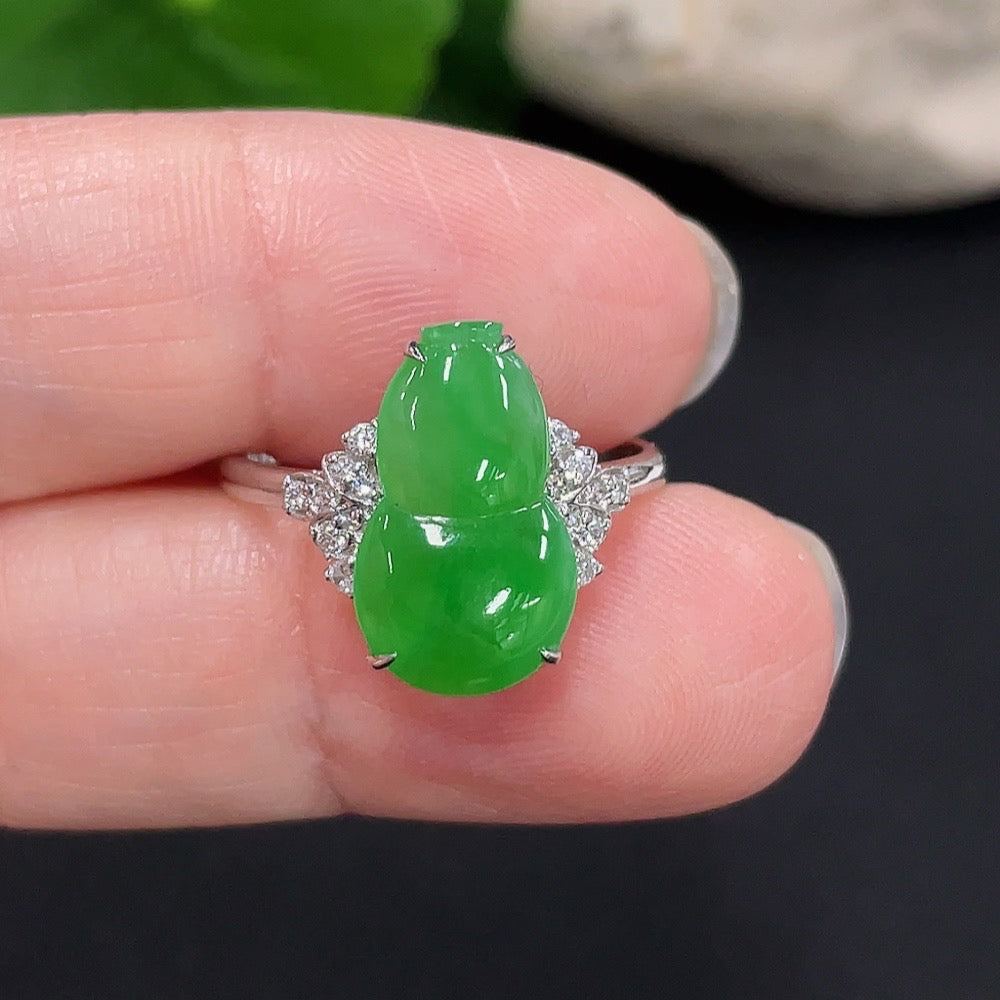 Jadeite gourd pendant with 18K gold inlay and diamond accents, crafted by HUILIU HQ, shown with detailed close-up view.