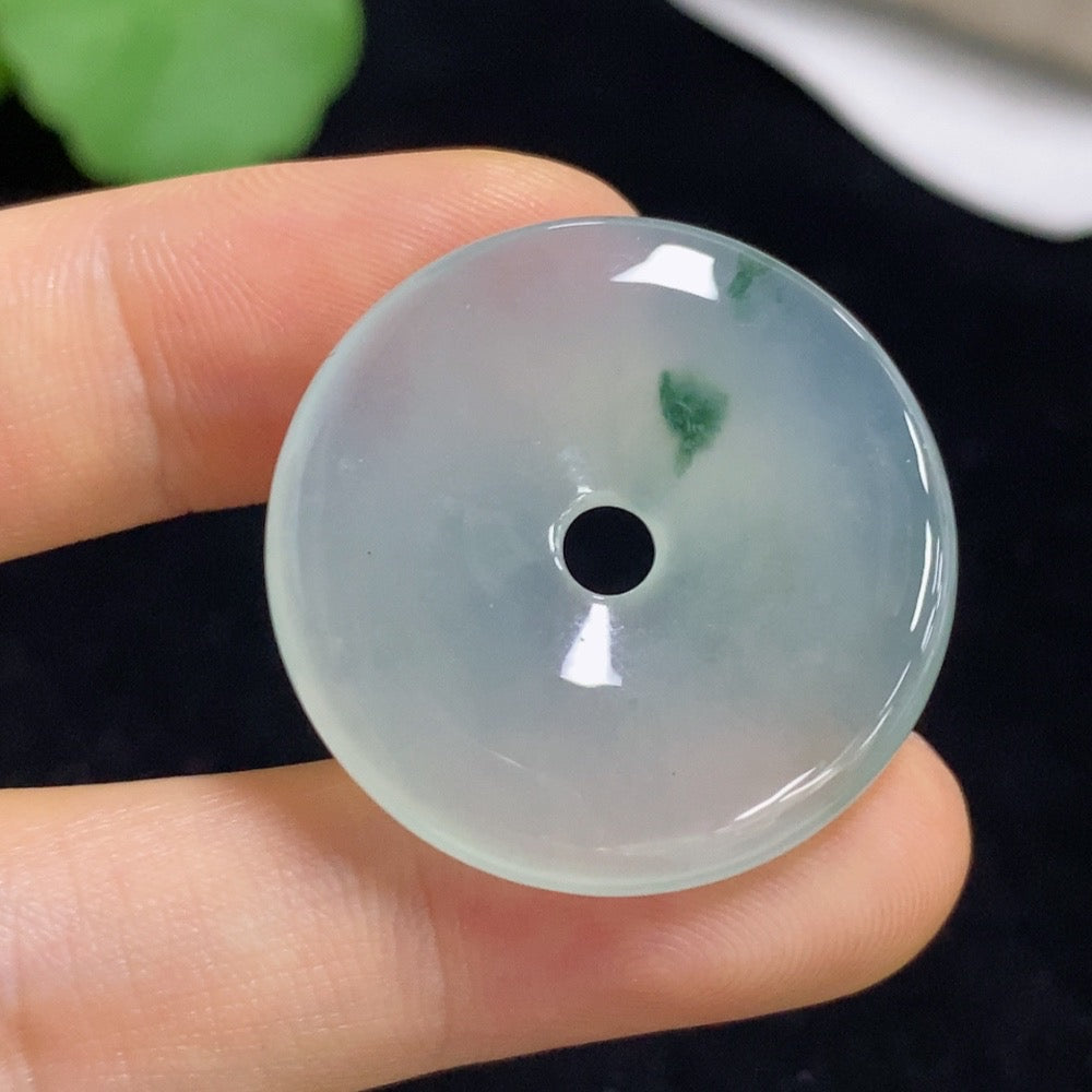 Jadeite Peace Knot Pendant, Total Weight Approximately 8.74g