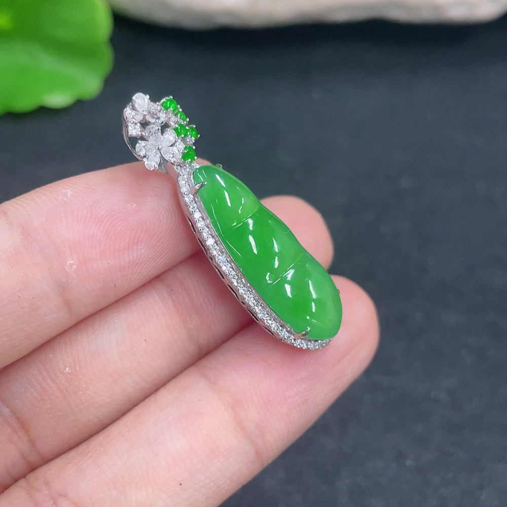Jadeite pendant with 18k gold and diamond accents, weighing approximately 4.5g, featuring a polished green jade stone.