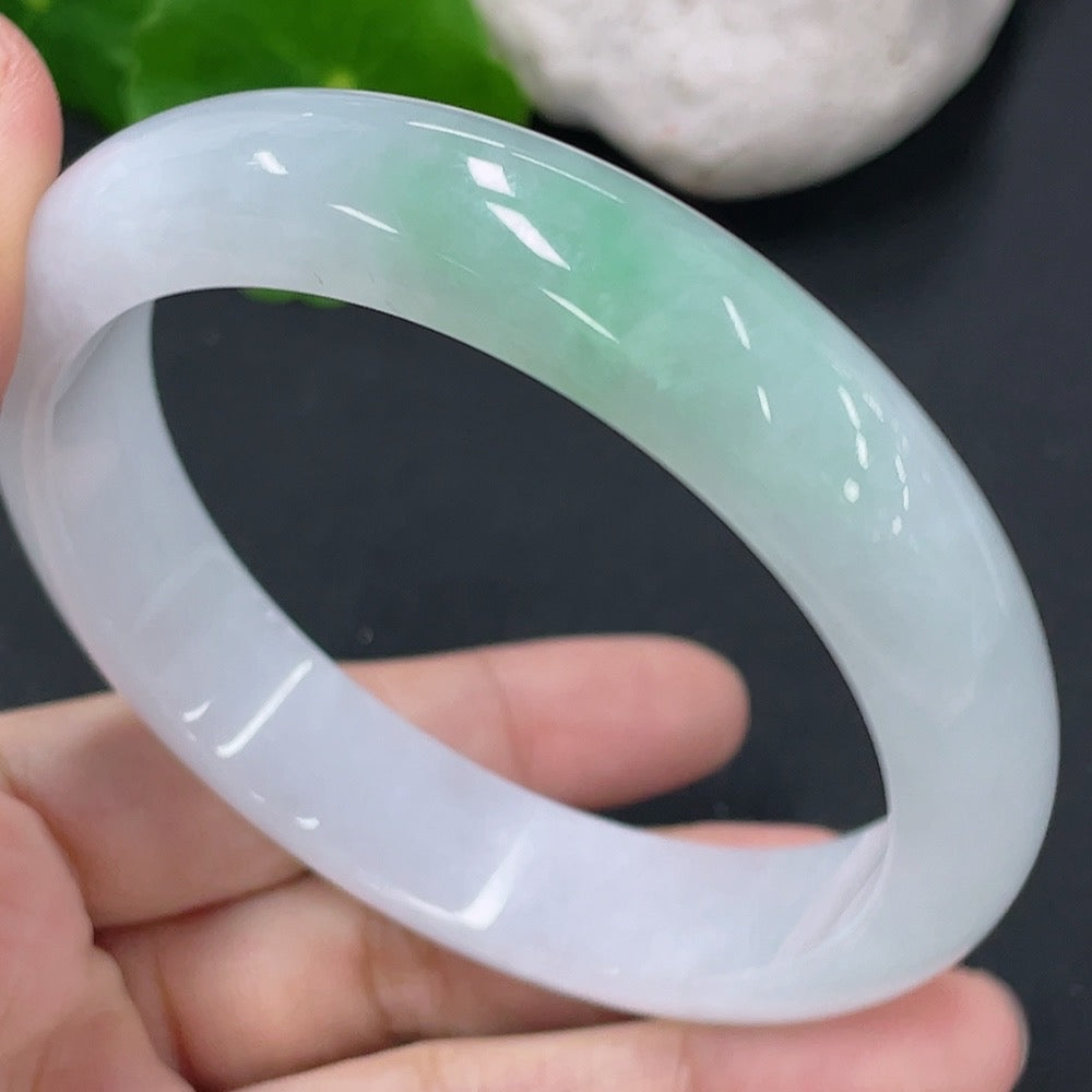 Brazalete redondo de jadeíta peso total aprox. 58.66g talla 59