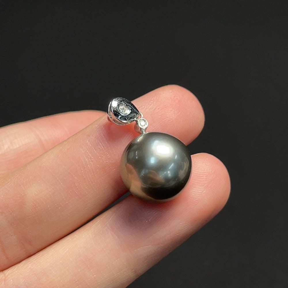 Seawater Pearl Pendant with 18K Gold, Approximately 13.1mm, Total Weight About 4.02g, Accented with Diamonds