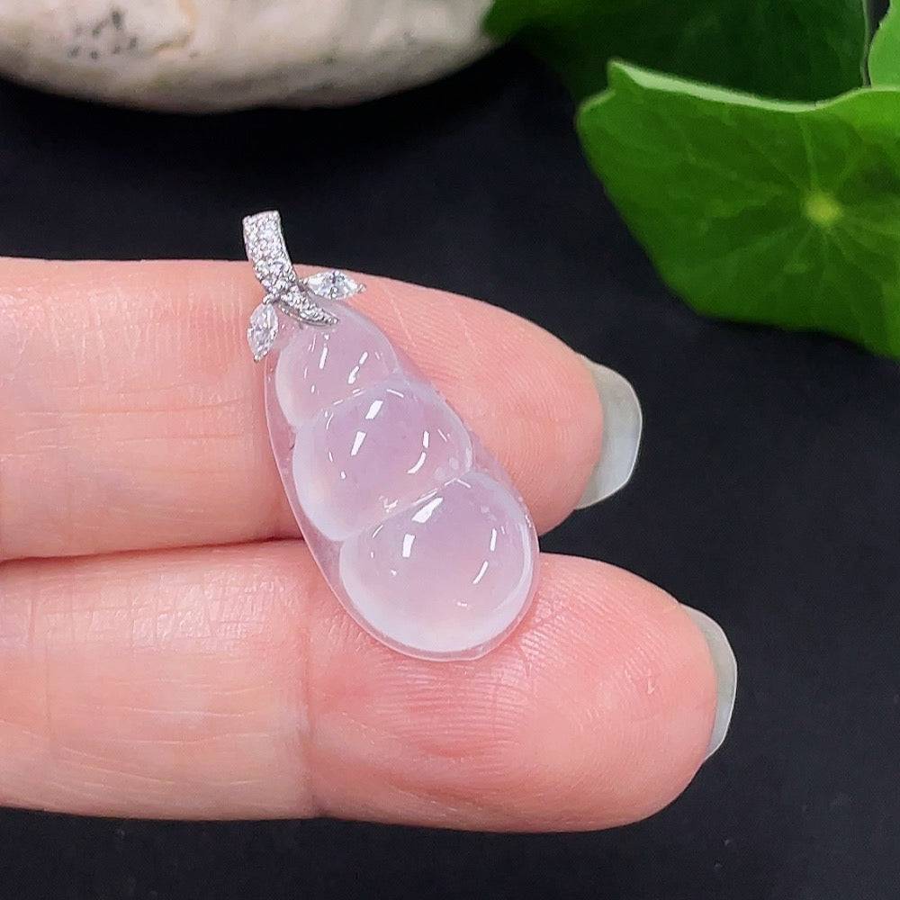 Huiliu Jadeite leaf pendant featuring a non-diamond design, showcasing intricate jade craftsmanship in vibrant green color.