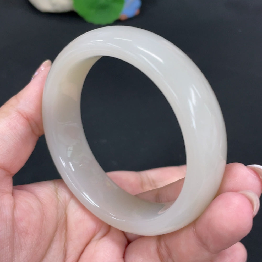 Huiliu certified Hetian Jade round bracelet featuring smooth, polished green jade beads on a delicate elastic band.