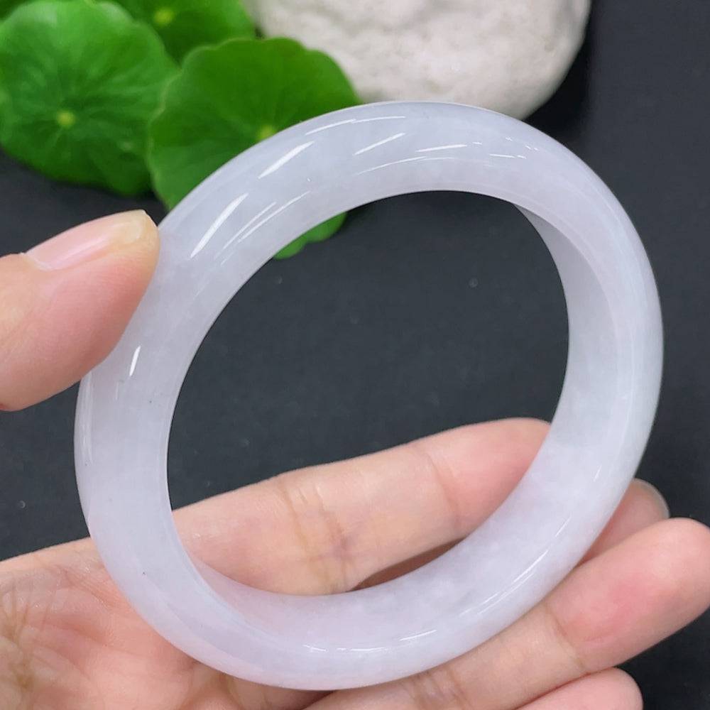 Huiliu certified jadeite round bangle showcasing smooth, polished green jade with a glossy finish.